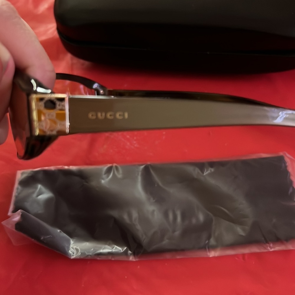 New vintage Gucci sunglasses with case - Picture 5 of 9